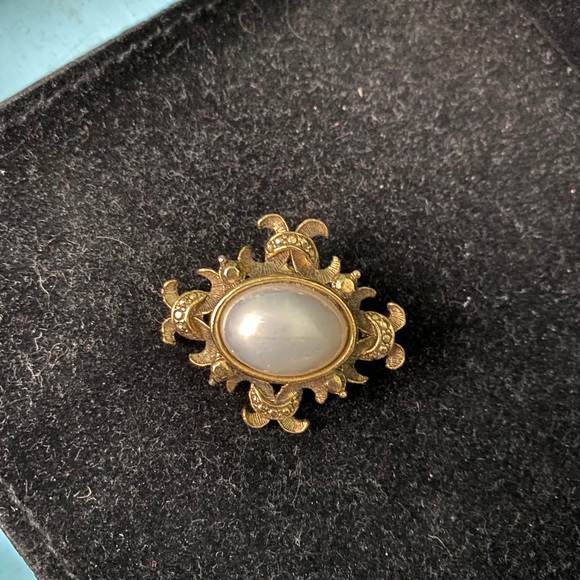 Jewelry - Vintage Victorian brooch